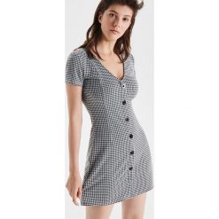 Sukienka mini z guzikami - Czarny. Sukienki damskie Cropp. W wyprzedaży za 49.99 zł.
