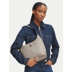 Torebka Tommy Jeans. Brązowe torebki do ręki damskie Tommy Jeans, bez wzorów, z jeansu, klasyczne, bez dodatków. Za 489.99 zł.