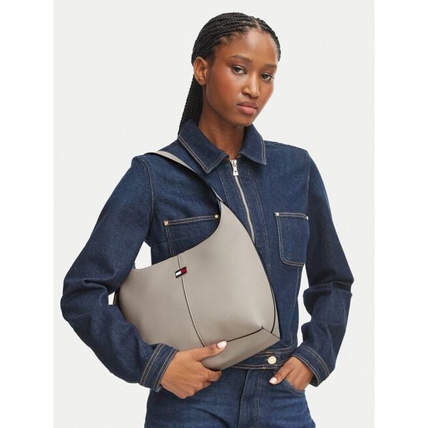 Torebka Tommy Jeans. Brązowe torebki do ręki damskie Tommy Jeans, bez wzorów, z jeansu, klasyczne, bez dodatków. Za 489.99 zł.