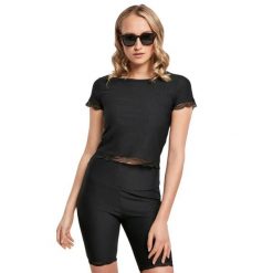 Koszulka court dentellé damska Koszulka Urban Classics. Czarne koszulki sportowe damskie Urban Classics, bez wzorów, z koronki, bez kołnierzyka, bez ramiączek. Za 188.50 zł.