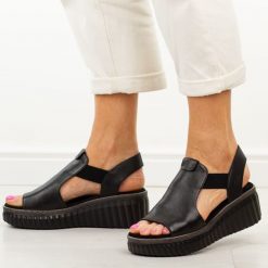 Czarne skórzane sandały damskie T.Sokolski 408. Czarne sandały damskie Sokolski, bez wzorów, z jeansu, bez obcasa, na platformie, bez zapięcia. W wyprzedaży za 245.52 zł.