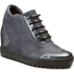 Sneakersy EKSBUT - 75-3880-D45/F69/G37 Szary Licowa. Niebieskie półbuty damskie Eksbut, bez wzorów, z lakierowanej skóry, bez obcasa, na koturnie, bez zapięcia. W wyprzedaży za 189.00 zł.