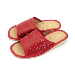Kapcie damskie R.40 wygodne antypoślizgowe oddychające wsuwane KD-02-RD-40. Czerwone kapcie damskie w ażurowe wzory, z lakierowanej skóry. Za 23.37 zł.