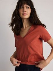 T-shirt regular z dekotem V - miedziany. Brązowe t-shirty damskie Reserved, l, bez wzorów, z bawełny, bez kołnierzyka. Za 35.99 zł.