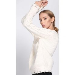 Kremowy Sweter No Gravity. Białe swetry damskie Born2be, z okrągłym kołnierzem. Za 79.99 zł.