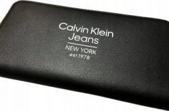 PORTFEL DAMSKI CALVIN KLEIN JEANS NOWY CKJ DUŻY PREZENT czarny nap. Czarne portfele damskie Calvin Klein, bez wzorów, z jeansu. Za 199.00 zł.