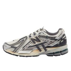 Buty do chodzenia dla dorosłych New Balance 1906A Silver Metalic Castlerock. Szare obuwie sportowe damskie New Balance, bez wzorów, z materiału, trekkingowe. Za 1,113.17 zł.