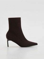 Botki na obcasie - bordowy. Czerwone botki damskie Reserved, z dzianiny, bez obcasa, na obcasie, bez zapięcia. Za 179.99 zł.