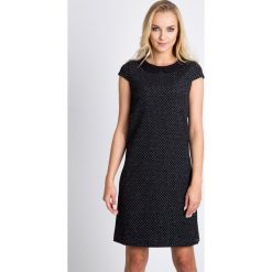 Dzianinowa sukienka z czarnym kołnierzykiem QUIOSQUE. Czarne sukienki damskie QUIOSQUE, z dzianiny, eleganckie, z krótkim rękawem. W wyprzedaży za 149.99 zł.