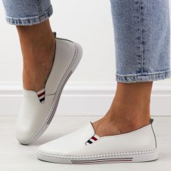 Białe półbuty damskie Filippo Dp066/26 Skóra. Białe półbuty damskie Filippo, bez wzorów, ze skóry, bez obcasa, na obcasie, bez zapięcia. Za 179.00 zł.