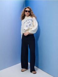 Luźne spodnie w prążek z domieszką wiskozy - granatowy. Niebieskie spodnie materiałowe damskie Sinsay, l, bez wzorów, z dzianiny. Za 39.99 zł.