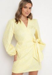 Żółta Kopertowa Sukienka z Wiązaniem w Talii Koexia. Żółte sukienki damskie Born2be, na co dzień, l, bez wzorów, eleganckie, bez kołnierzyka, bez ramiączek, mini, kopertowe. Za 129.99 zł.