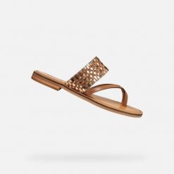 Sandały GEOX D MADDALUSIAC Brązowy. Brązowe sandały damskie Geox, bez wzorów, ze skóry, bez obcasa, bez zapięcia. Za 313.99 zł.