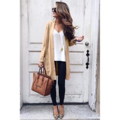 Narzutka ALESA BEIGE. Brązowe kardigany damskie Narzutka ALESA BEIGE, uniwersalny, bez wzorów. W wyprzedaży za 69.00 zł.