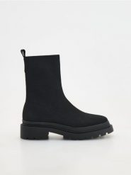 Botki z elastyczną cholewką - czarny. Czarne botki damskie Reserved, z dzianiny, bez obcasa, na płaskiej podeszwie, bez zapięcia. W wyprzedaży za 99.99 zł.