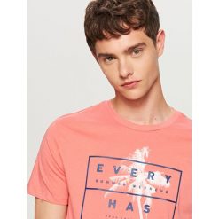 T-shirt z nadrukiem - Pomarańczowy. Brązowe t-shirty damskie Reserved, l, bez wzorów, bez kołnierzyka. Za 39.99 zł.