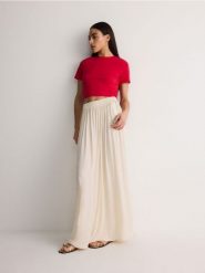 Bawełniany t-shirt - czerwony. Czerwone t-shirty damskie Reserved, l, bez wzorów, z bawełny, bez kołnierzyka. W wyprzedaży za 17.99 zł.