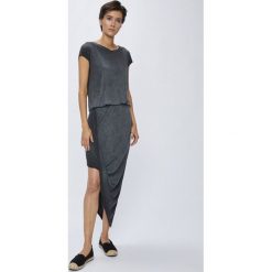 Medicine - Sukienka Rustic Indigo. Niebieskie sukienki damskie MEDICINE, z dzianiny, casualowe, z asymetrycznym kołnierzem. W wyprzedaży za 69.90 zł.