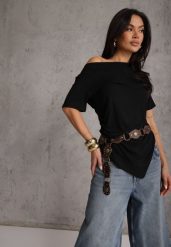 Czarna Asymetryczna Bluzka z Wiskozy z Krótkim Rękawem Zdobiona Marszczeniem Undishi. Czarne bluzki damskie Renee, na lato, m, z aplikacjami, z dzianiny, casualowe, z asymetrycznym kołnierzem, bez ramiączek. Za 79.99 zł.