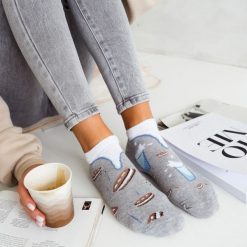 Szare stopki mleko i ciastka (model 805). Szare skarpety damskie Milena, bez wzorów, z bawełny. Za 14.90 zł.