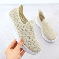 Półbuty sportowe damskie ażurowe slip on beżowe Artiker 56C1016. Brązowe obuwie sportowe damskie Artiker, w ażurowe wzory, z tkaniny, sportowe, bez obcasa, bez zapięcia. Za 67.50 zł.