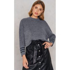 NA-KD Sweter z dzianiny z kieszeniami z przodu - Grey. Swetry damskie marki NA-KD. Za 161.95 zł.