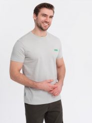 Męski bawełniany t-shirt z zieloną naszywką na piersi jasnoszary V2 OM-TSCT-0151 XXL. Szare t-shirty męskie Ombre, m, z aplikacjami, z bawełny, bez kołnierzyka. Za 196.65 zł.