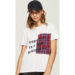 T-shirt z aplikacją - Biały. Białe t-shirty damskie Sinsay, z aplikacjami. W wyprzedaży za 19.99 zł.