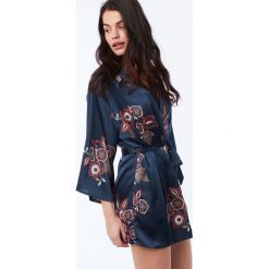 Etam - Szlafrok Celeste. Czarne szlafroki damskie Etam, z materiału. W wyprzedaży za 129.90 zł.