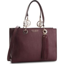 Torebka GUESS - HWVG70 94230 BUR. Czerwone torebki do ręki damskie Guess, ze skóry ekologicznej. W wyprzedaży za 489.00 zł.