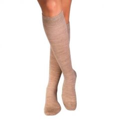 Długie skarpetki 3/4 z cienkiej wełny w kolorze beżowym. Brązowe skarpety damskie OEM, bez wzorów, z wełny. W wyprzedaży za 57.39 zł.