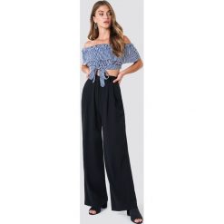NA-KD Classic Rozszerzane spodnie - Black. Spodnie materiałowe damskie marki NA-KD Classic. Za 161.95 zł.