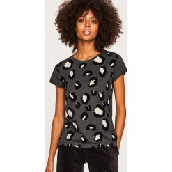 T-shirt w zwierzęcy wzór - Szary. Szare t-shirty damskie Reserved, z motywem zwierzęcym. Za 39.99 zł.