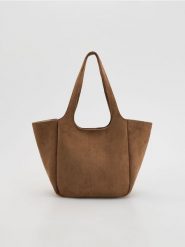 Torebka shopper z imitacji zamszu - beżowy. Brązowe torebki shopper damskie Reserved, bez wzorów, bez dodatków. Za 139.99 zł.