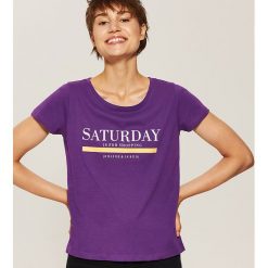 T-shirt z napisem - Fioletowy. Fioletowe t-shirty damskie House, z napisami. W wyprzedaży za 15.99 zł.