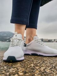 Buty sportowe damskie TBS Confort. Białe obuwie sportowe damskie TBS, bez wzorów, ze skóry, tenisowe. Za 504.00 zł.