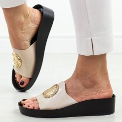 Złote klapki damskie na platformie Potocki 43326. Żółte klapki damskie POTOCKI, z aplikacjami, ze skóry, eleganckie, bez obcasa, na platformie. Za 149.00 zł.