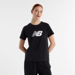 Koszulka damska New Balance WT43582BK – czarna. Czarne koszulki sportowe damskie New Balance, l, bez wzorów, z materiału, bez kołnierzyka, bez ramiączek. Za 119.99 zł.