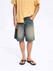 Jeansowe szorty baggy - granatowy. Niebieskie szorty męskie Reserved, bez wzorów, z denimu. Za 139.99 zł.