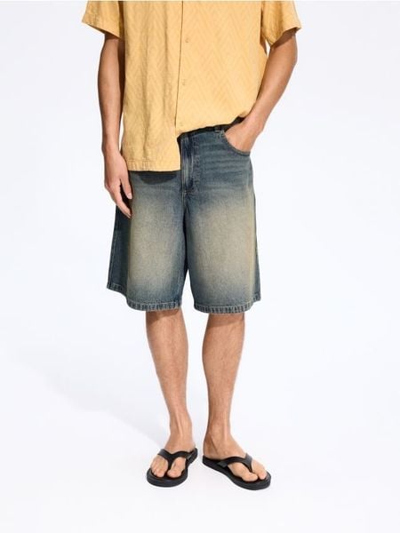 Jeansowe szorty baggy - granatowy. Niebieskie szorty męskie Reserved, bez wzorów, z denimu. Za 139.99 zł.