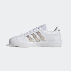 Buty do chodzenia damskie ADIDAS Court Base. Obuwie sportowe damskie Adidas, bez wzorów, trekkingowe. W wyprzedaży za 199.99 zł.