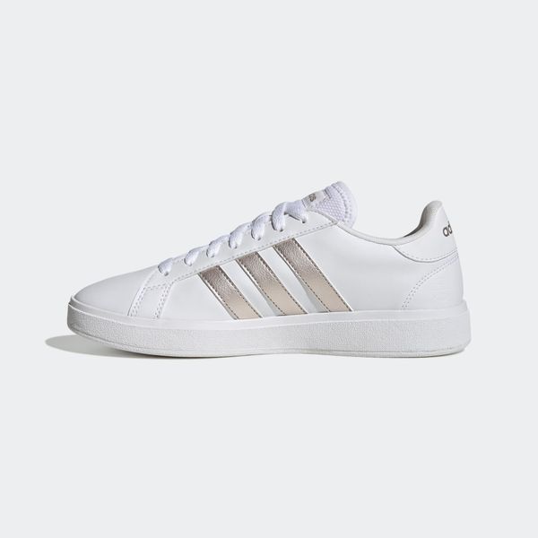 Buty do chodzenia damskie ADIDAS Court Base. Obuwie sportowe damskie Adidas, bez wzorów, trekkingowe. W wyprzedaży za 199.99 zł.
