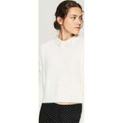 Sweter z aplikacją na kołnierzu - Kremowy. Swetry damskie marki Sinsay. Za 79.99 zł.