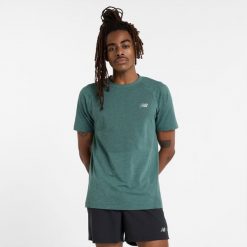 Koszulka męska New Balance MT41080NUS – zielona. Zielone koszulki sportowe męskie New Balance, m, bez wzorów, z materiału, bez kołnierzyka, bez ramiączek, do biegania. Za 129.99 zł.