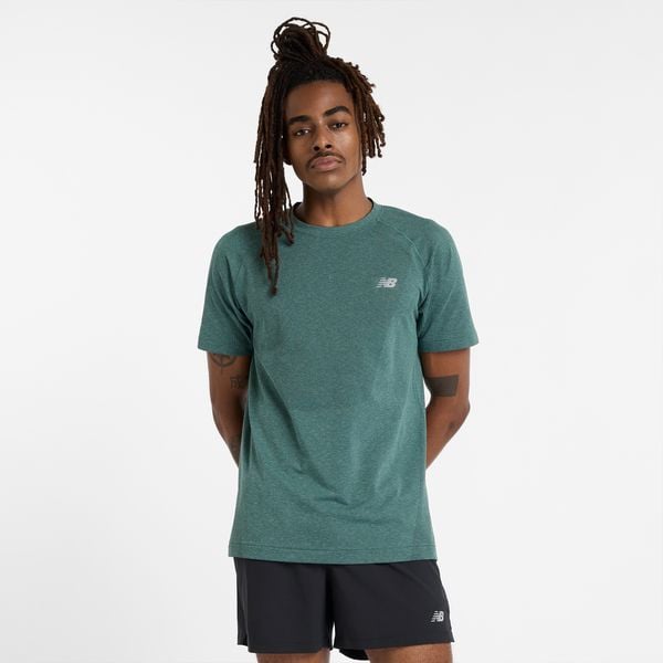 Koszulka męska New Balance MT41080NUS – zielona. Zielone koszulki sportowe męskie New Balance, m, bez wzorów, z materiału, bez kołnierzyka, bez ramiączek, do biegania. Za 129.99 zł.