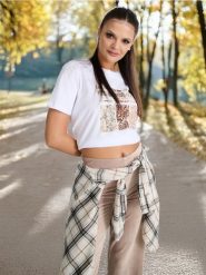 Spodnie straight fit - beżowy. Brązowe spodnie materiałowe damskie Sinsay, l, bez wzorów, z materiału. W wyprzedaży za 29.99 zł.