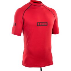 Koszulka surfingowa UV męska ION Promo Lycra SS. Czerwone koszulki sportowe męskie ION, m, bez wzorów, z lycry, bez kołnierzyka, bez ramiączek. W wyprzedaży za 129.00 zł.