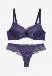 Fioletowy Komplet Biustonosz Push Up i Majtki Ozdobione Romantyczną Koronką Zeril. Fioletowe biustonosze Renee, bez wzorów, z koronki. Za 44.99 zł.