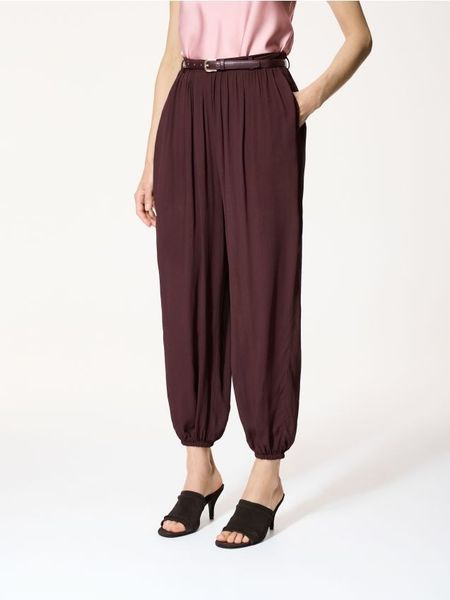 Spodnie z paskiem - mahoniowy. Brązowe spodnie materiałowe damskie Reserved, l, bez wzorów, z wiskozy. Za 129.99 zł.