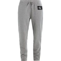 Calvin Klein Jeans PERSIS TRUE ICON TRACK PANT Spodnie treningowe light grey heather. Spodnie sportowe damskie marki Calvin Klein Jeans. W wyprzedaży za 404.10 zł.